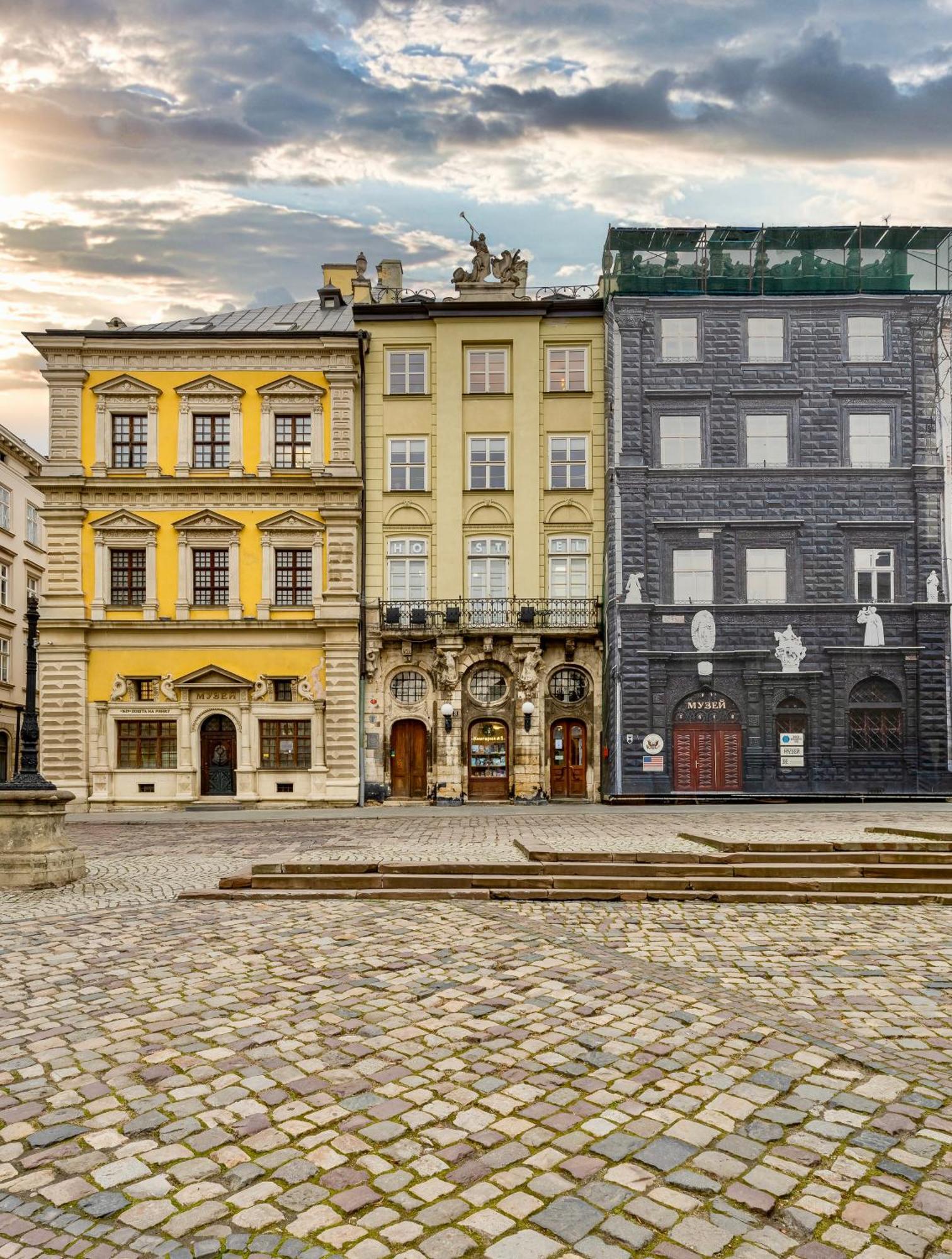 на площі ринок 3 *