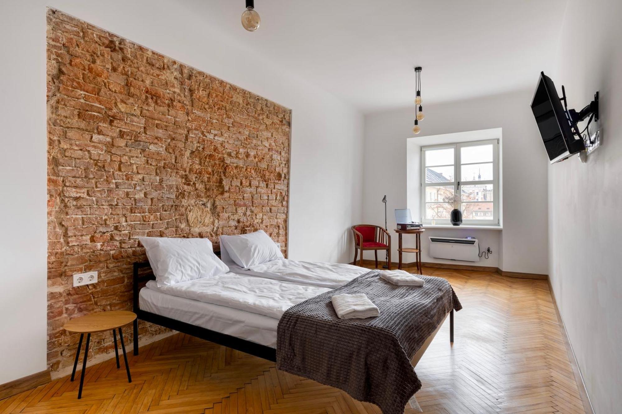 на площі ринок 3 * Lviv